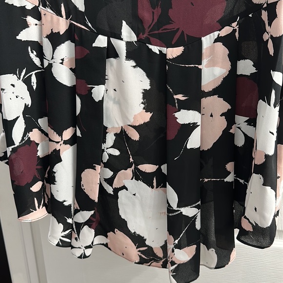 Vince Camuto “Tuxedo style” Floral Blouse - Picture 5 of 6